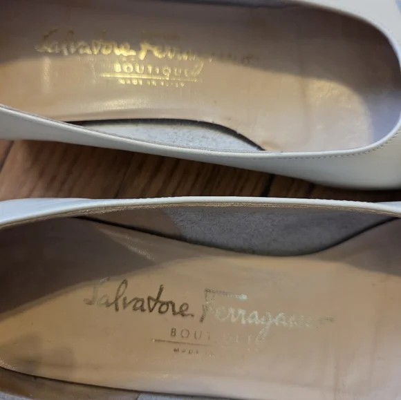 Salvatore Ferragamo Cream Varina Bow Leather Flats with Gold Hardware - Picture 4 of 9